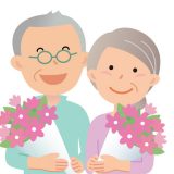 敬老の日にお花をもらうおじいちゃんとおばあちゃん
