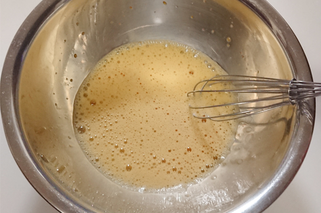卵と砂糖をボウルに入れ、泡立て器やハンドミキサーで混ぜる