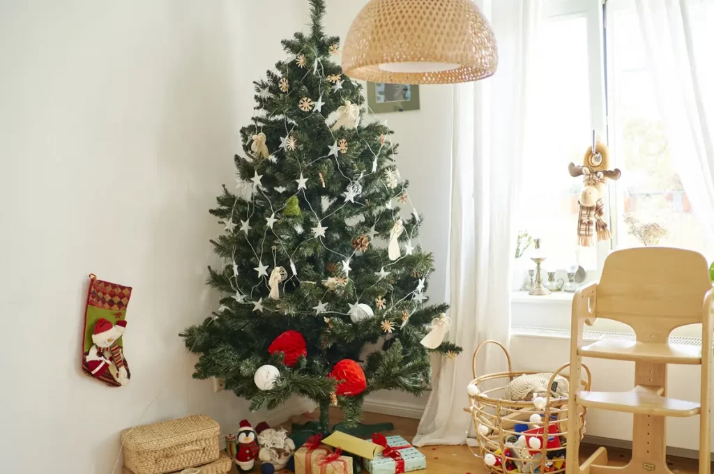 クリスマスツリーはいつからいつまで飾るもの？