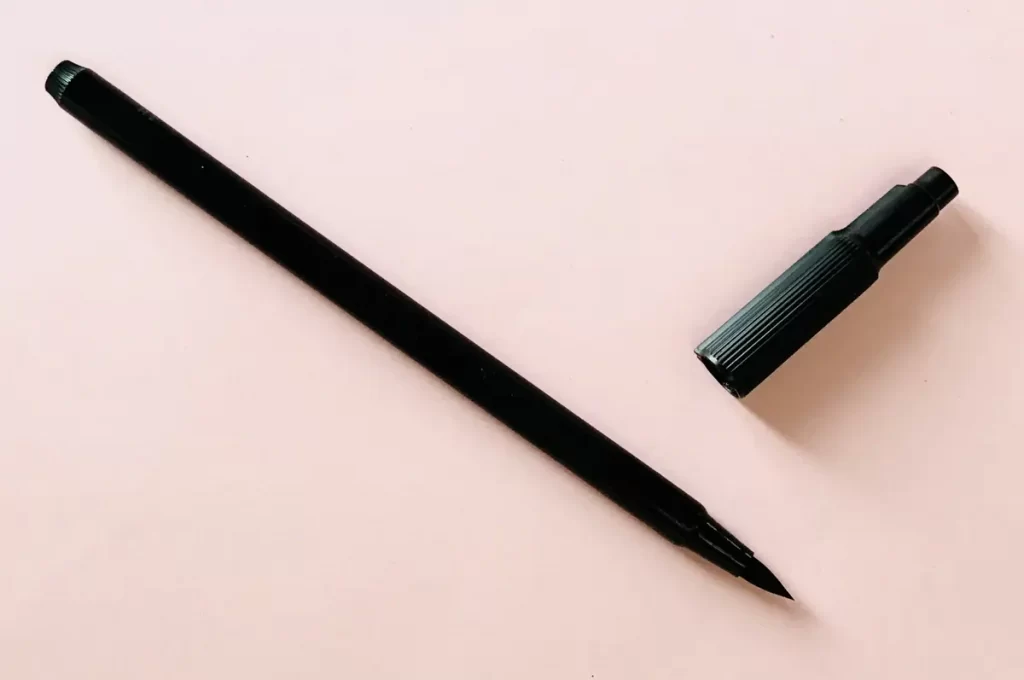 黒の筆ペンや万年筆を用意する