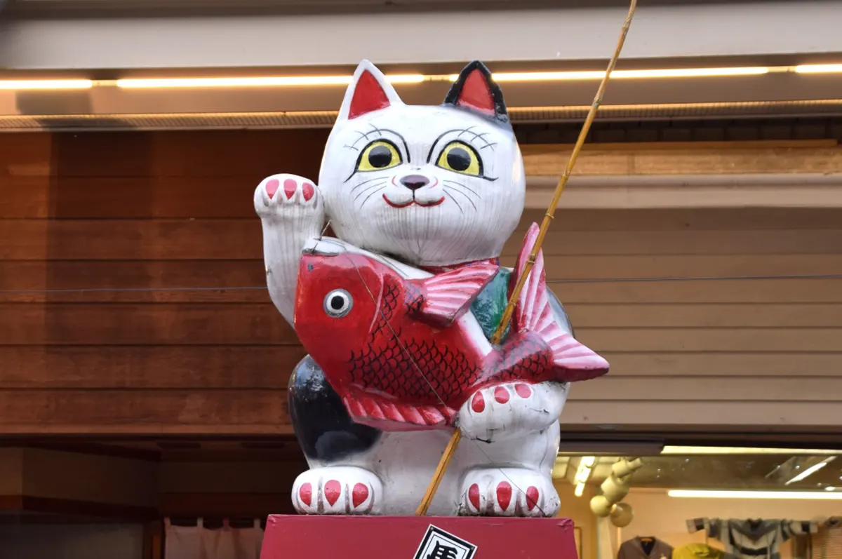 9月29日は招き猫の日】右手・左手で意味が変わる！縁起を担いで福招く